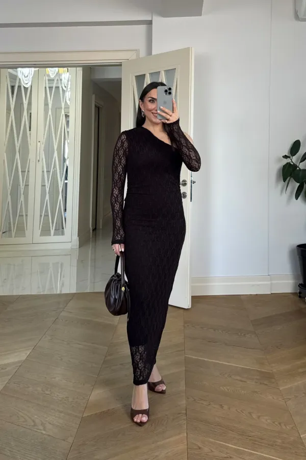 Robe midi en dentelle à encolure asymétrique