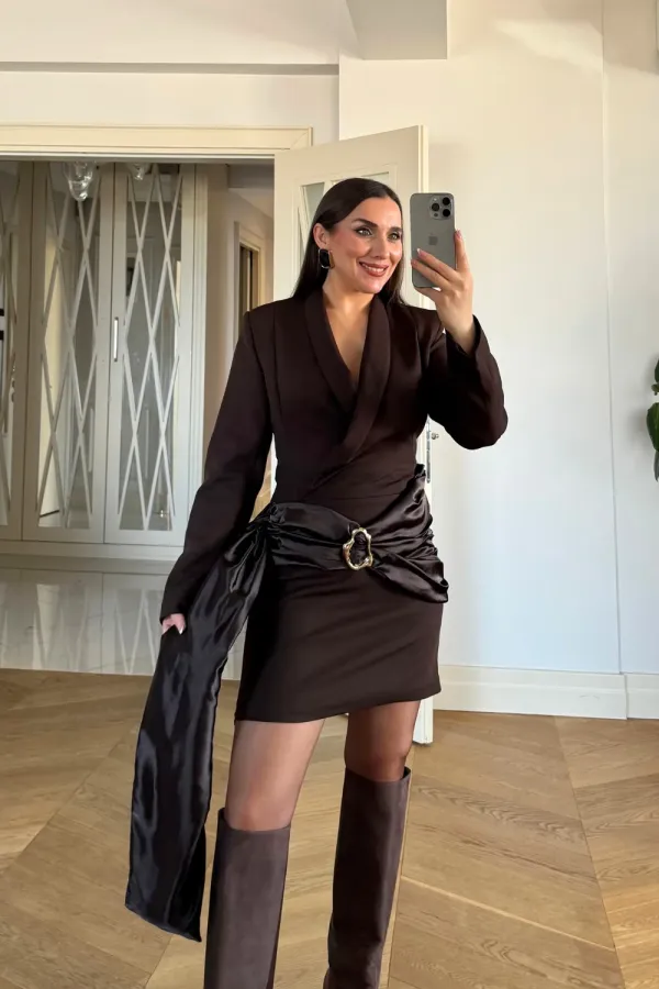 Kruvaze Yaka Toka Detaylı Mini Elbise