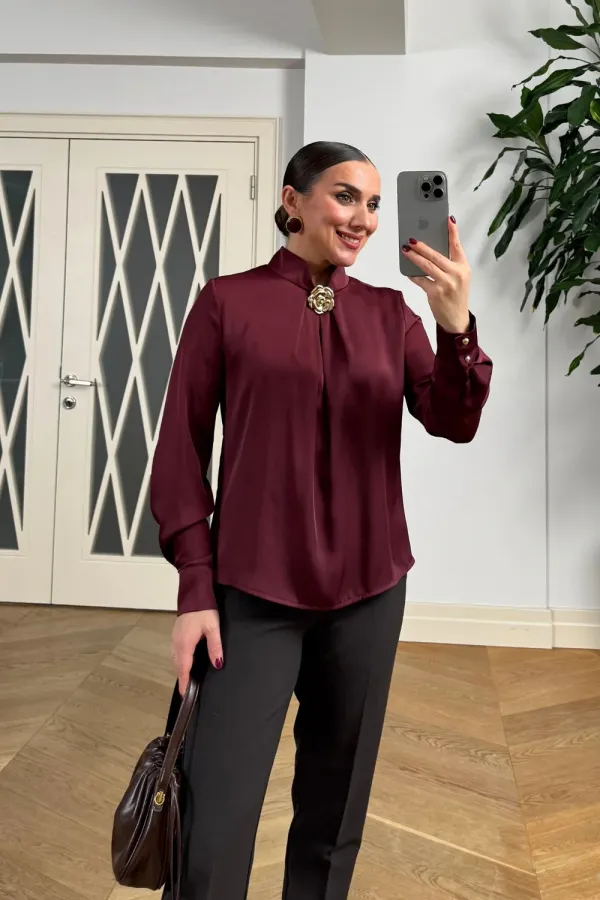 Broş Detaylı Uzun Kollu Saten Bluz