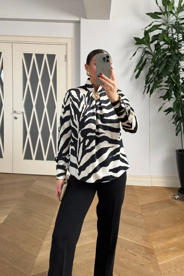 Zebra Desenli Broş Detaylı Bluz