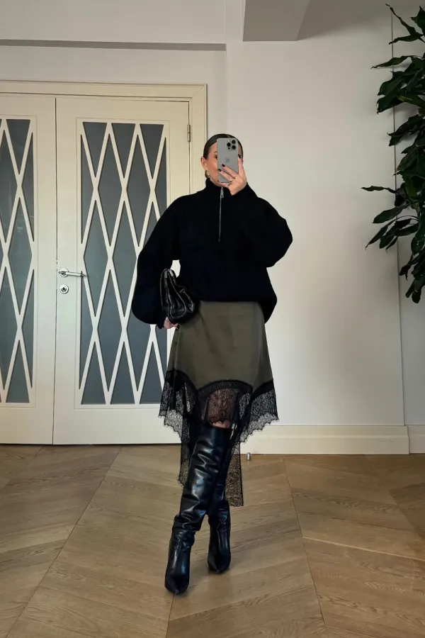 Mini-jupe en satin et dentelle