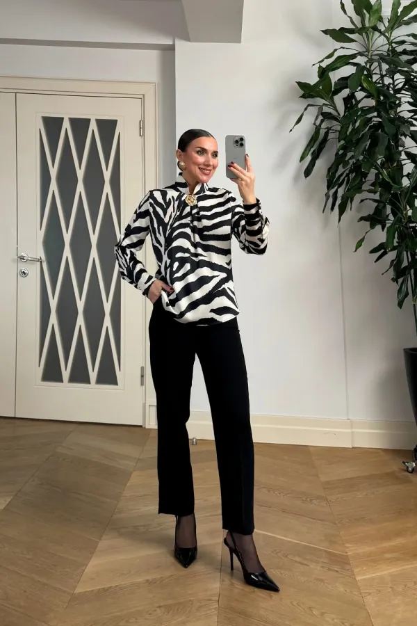 Zebra Desenli Broş Detaylı Bluz