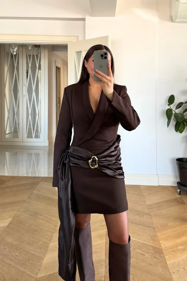 Kruvaze Yaka Toka Detaylı Mini Elbise