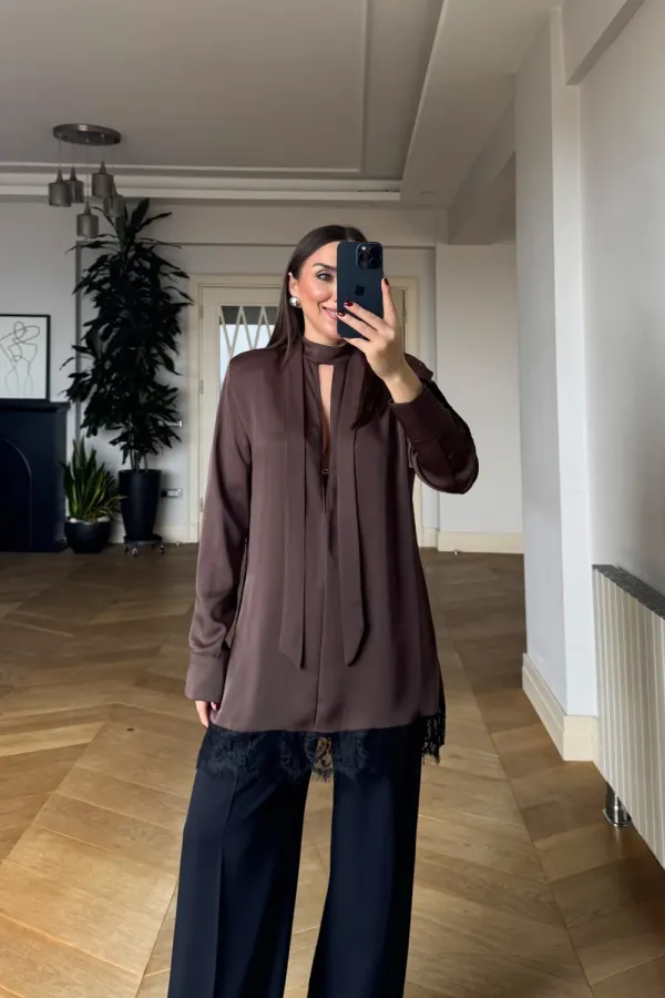 Hakim Yaka Dantel Detaylı Uzun Kollu Bluz