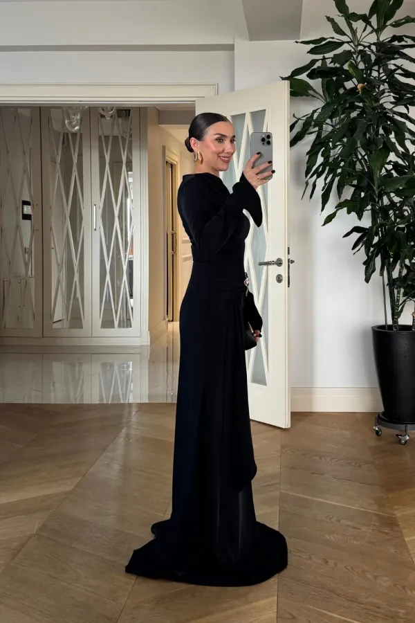 Kayık Yaka Tokalı Uzun Elbise