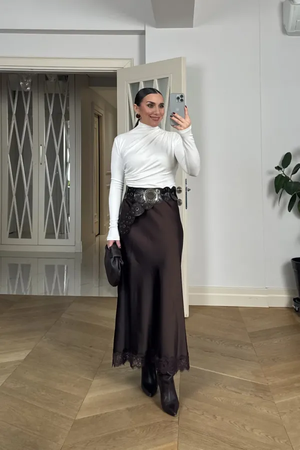 Jupe en satin ornée de dentelle avec taille élastiquée