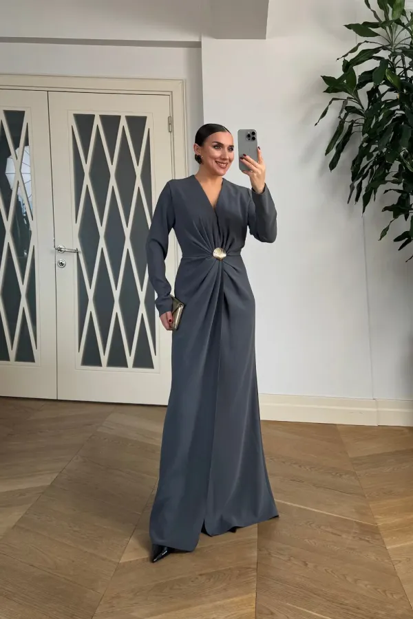 V Yaka Toka Detaylı Uzun Kollu Elbise