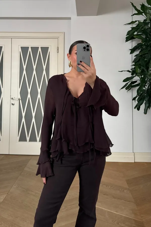 Bağcık Detaylı Fırfırlı Uzun Kollu Bluz