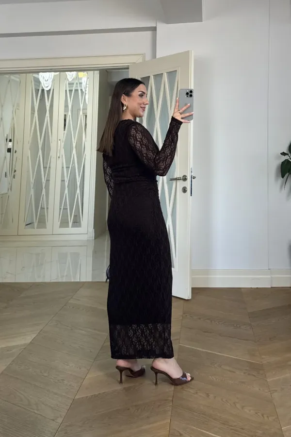 Robe midi en dentelle à encolure asymétrique