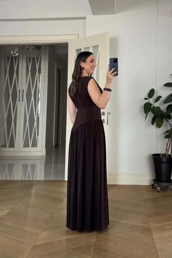 Büzgü Detaylı Sıfır Kol Uzun Elbise