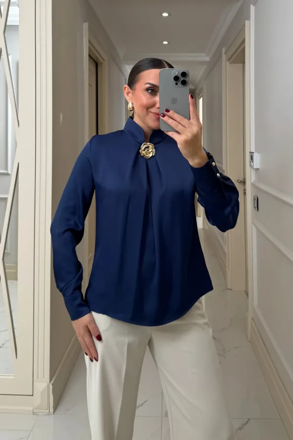 Broş Detaylı Uzun Kollu Saten Bluz