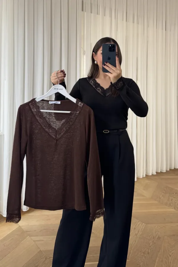 V Yaka Dantel Detaylı Bluz