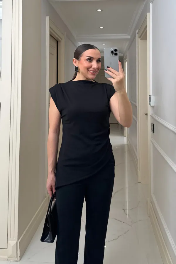 Vatkalı Asimetrik Sıfır Kol Bluz