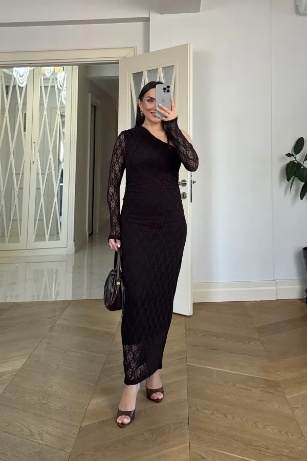 Robe midi en dentelle à encolure asymétrique