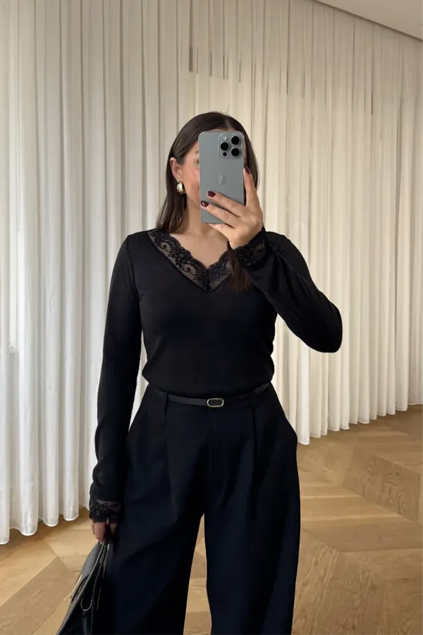 V Yaka Dantel Detaylı Bluz