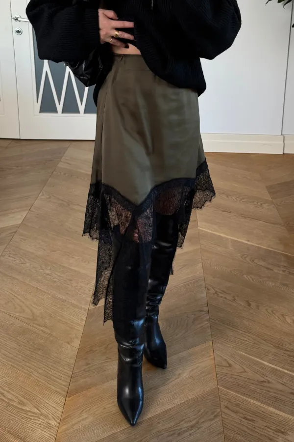 Mini-jupe en satin et dentelle