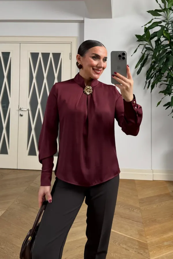 Broş Detaylı Uzun Kollu Saten Bluz