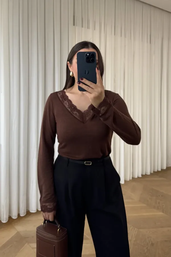 V Yaka Dantel Detaylı Bluz