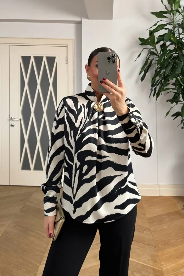 Zebra Desenli Broş Detaylı Bluz
