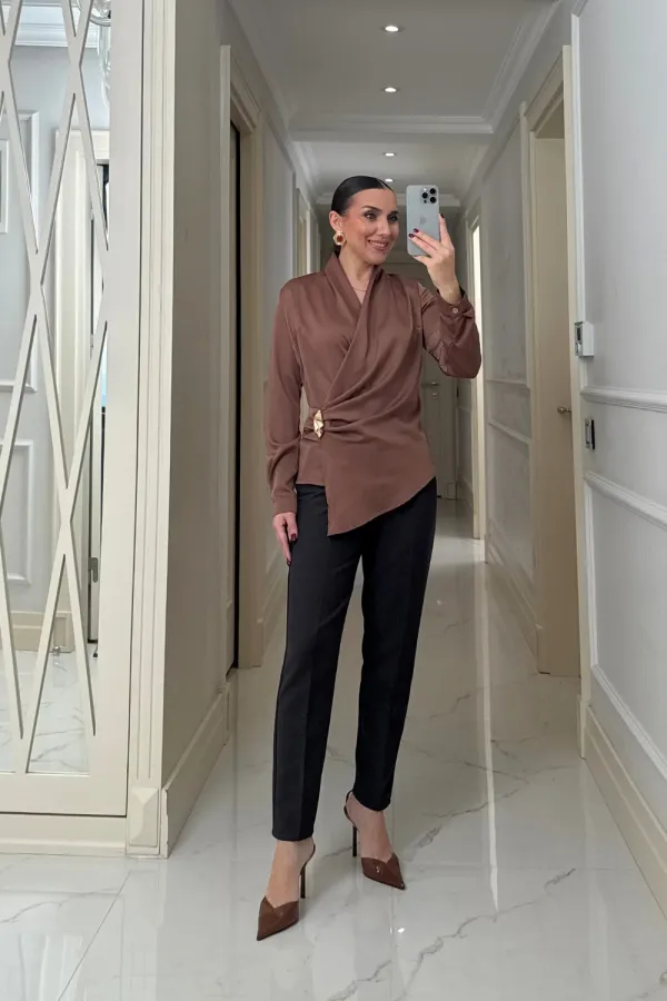 Kruvaze Yaka Tokalı Uzun Kollu Saten Bluz