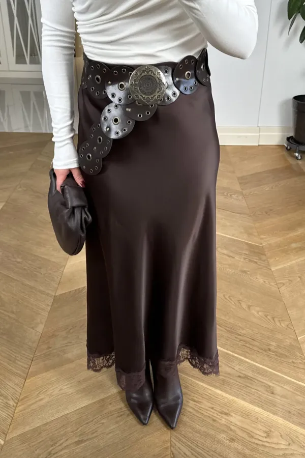 Jupe en satin ornée de dentelle avec taille élastiquée