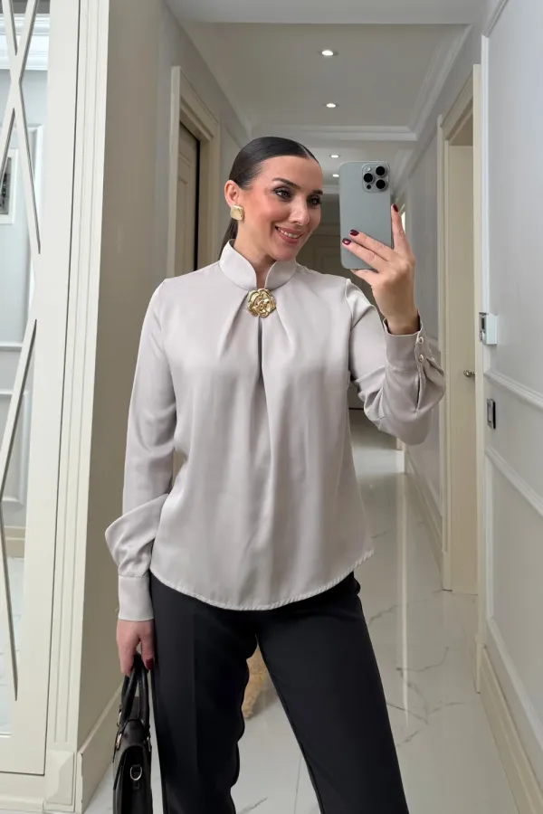 Broş Detaylı Uzun Kollu Saten Bluz