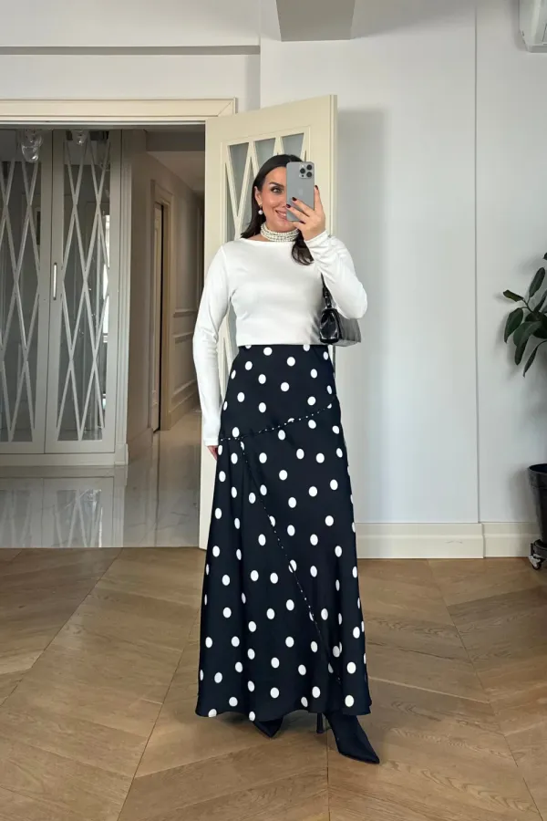 Jupe en satin à pois avec taille élastiquée