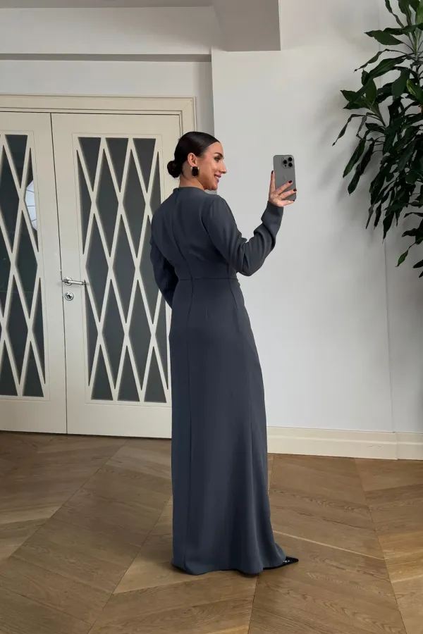 V Yaka Toka Detaylı Uzun Kollu Elbise