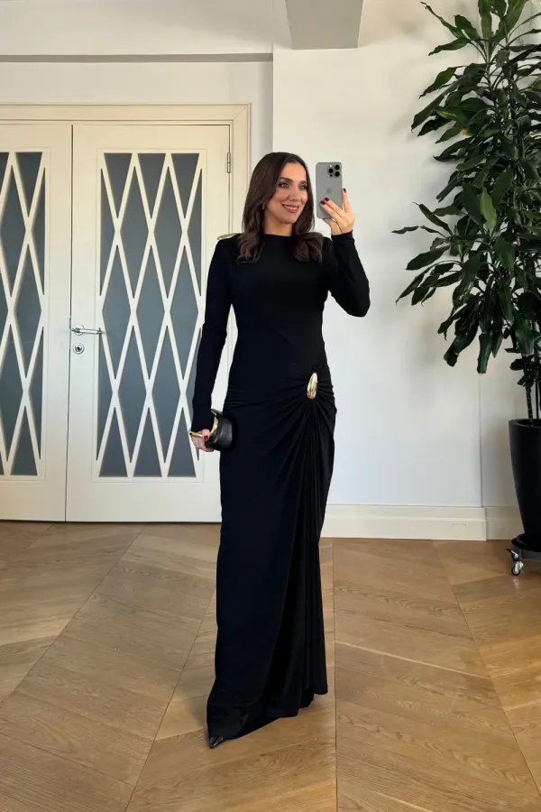 Toka Detaylı Büzgülü Uzun Kollu Elbise