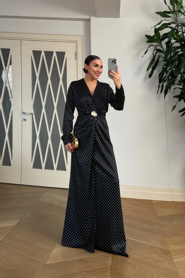 Robe longue à pois et col en V