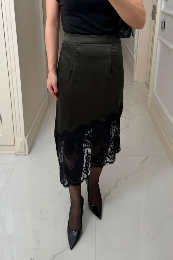 Asimetrik Kesim Dantel Detaylı Saten Etek