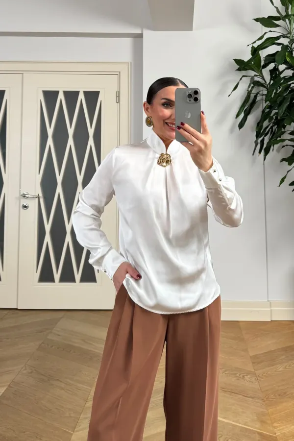 Broş Detaylı Uzun Kollu Saten Bluz