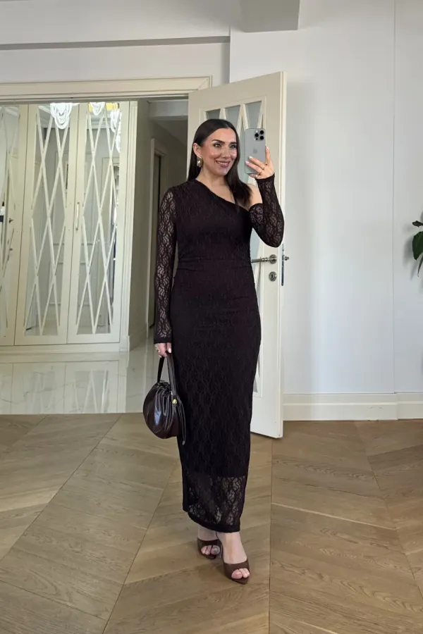 Robe midi en dentelle à encolure asymétrique