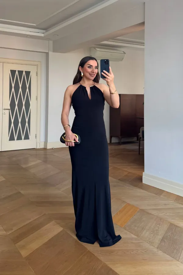 Halter Yaka Aksesuar Detaylı Uzun Elbise Halter Yaka Aksesuar Detaylı Uzun Elbise