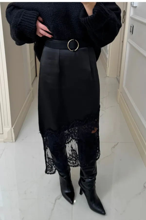 Jupe asymétrique en satin avec détails en dentelle