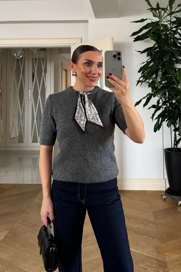 Kısa Kollu Fularlı Triko Kazak