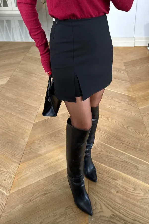 Mini-jupe courte avec détail fendu