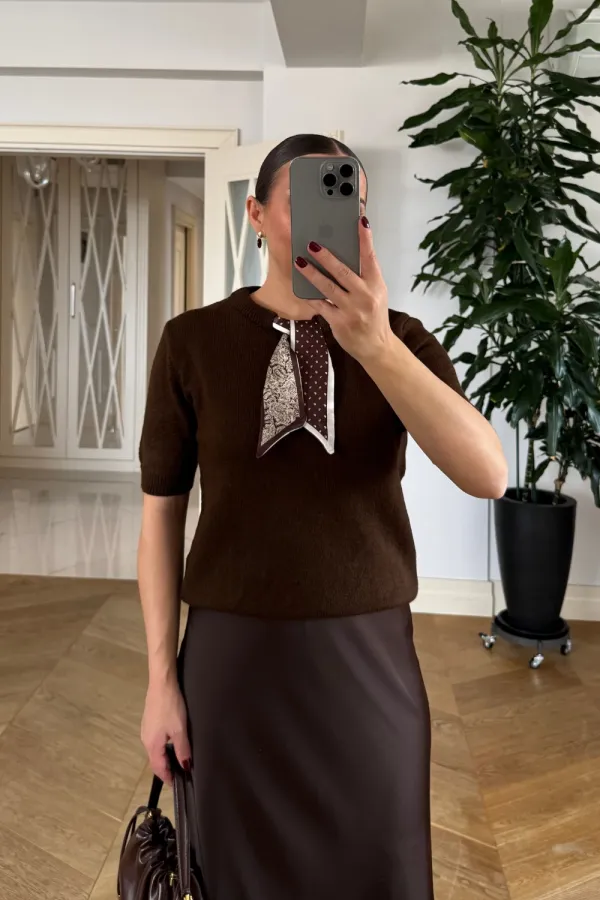 Short-Sleeved Knitted Sweater with Scarf Short-Sleeved Knitted Sweater with Scarf
