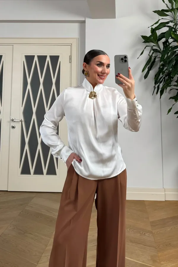 Broş Detaylı Uzun Kollu Saten Bluz
