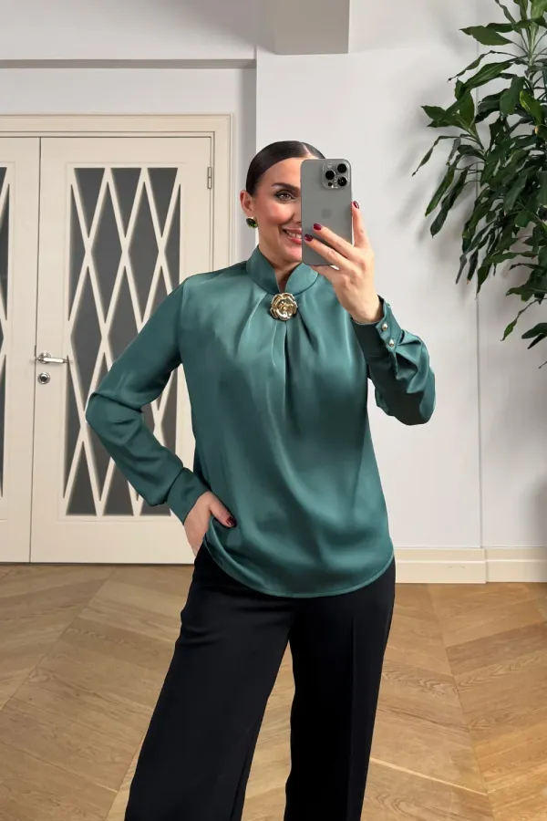 Broş Detaylı Uzun Kollu Saten Bluz