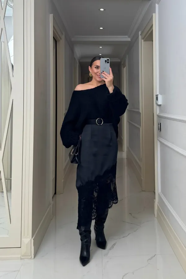 Jupe asymétrique en satin avec détails en dentelle