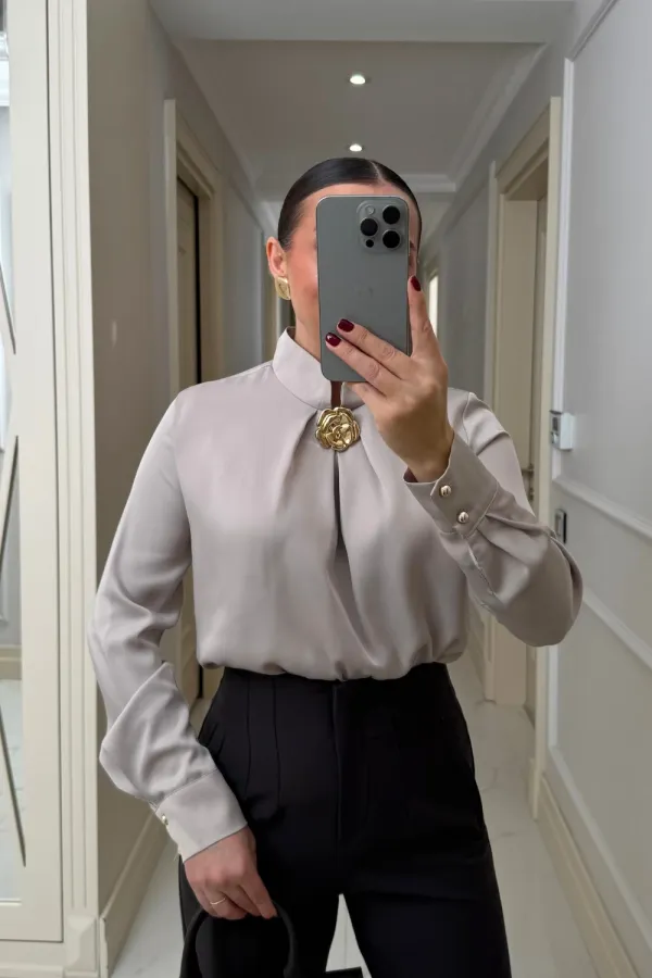 Broş Detaylı Uzun Kollu Saten Bluz