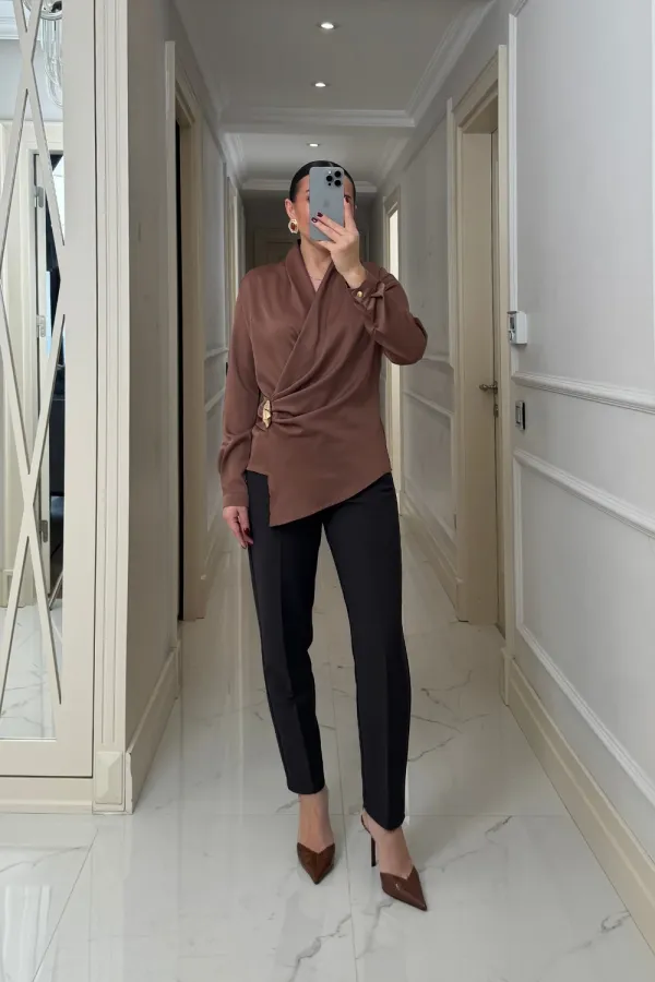 Kruvaze Yaka Tokalı Uzun Kollu Saten Bluz