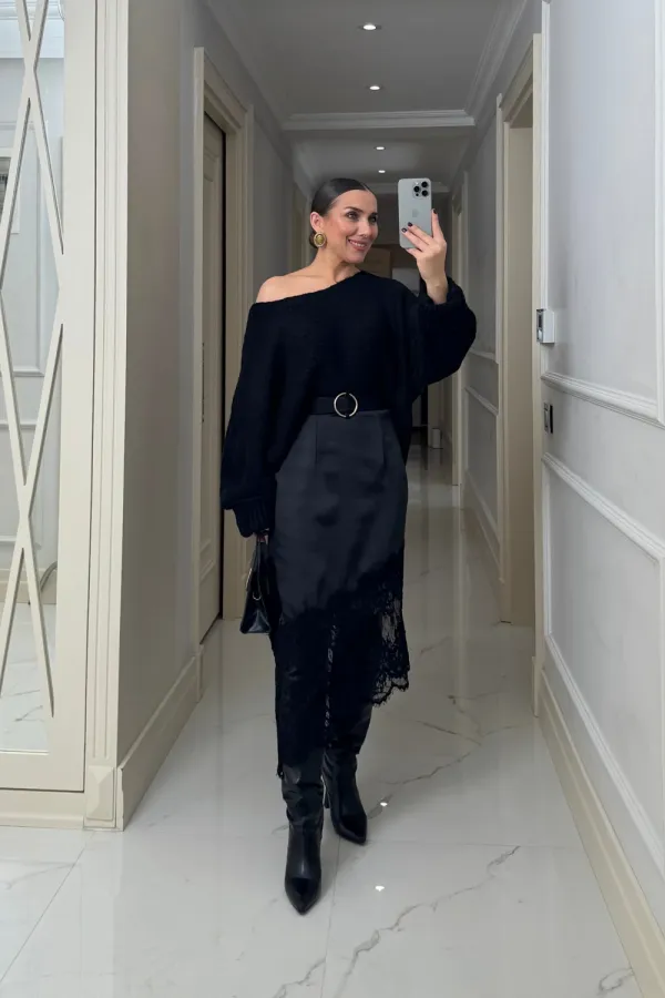 Jupe asymétrique en satin avec détails en dentelle