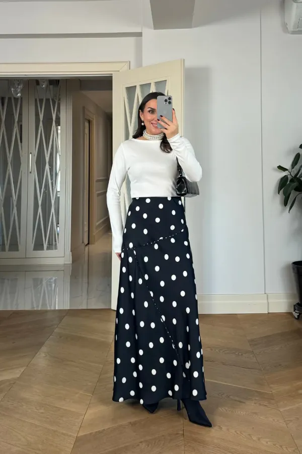 Jupe en satin à pois avec taille élastiquée