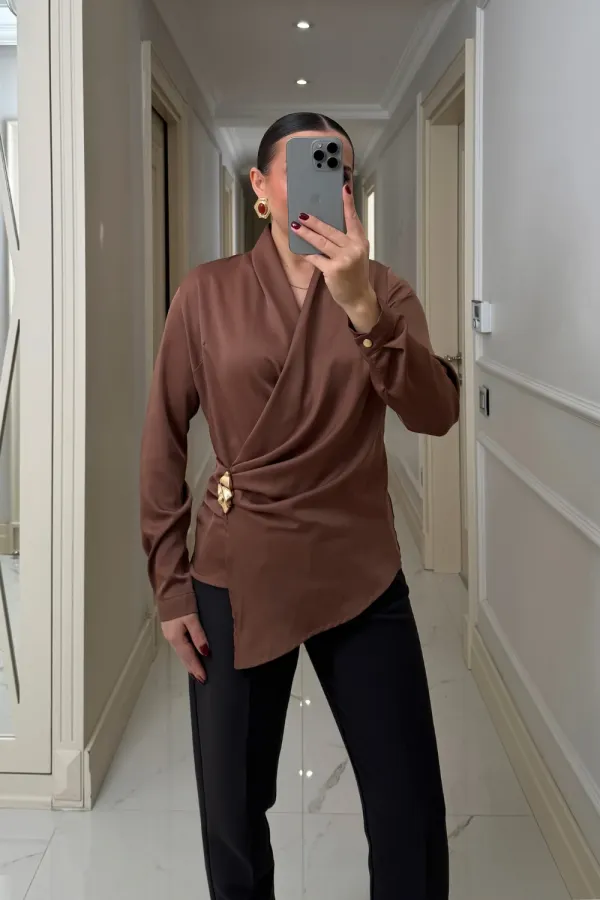 Kruvaze Yaka Tokalı Uzun Kollu Saten Bluz