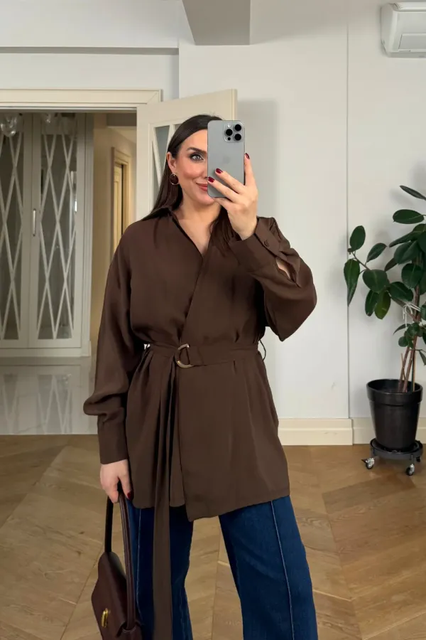 Chemisier cache-cœur à manches longues avec ceinture