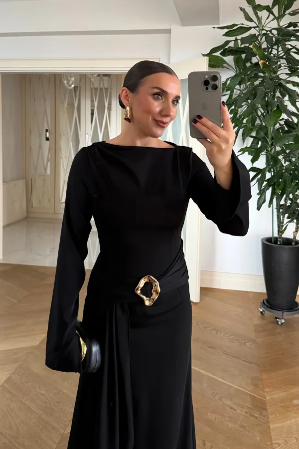 Kayık Yaka Tokalı Uzun Elbise