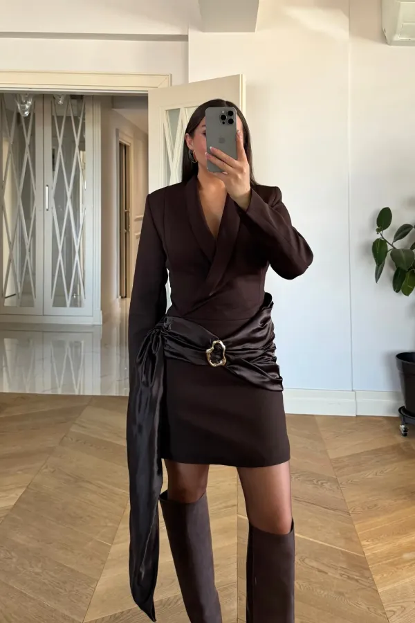 Kruvaze Yaka Toka Detaylı Mini Elbise