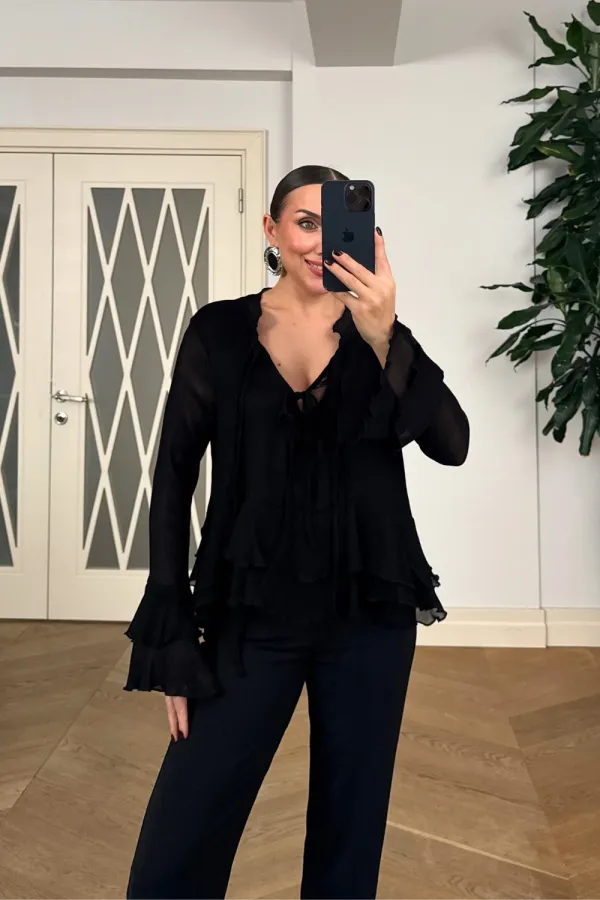 Bağcık Detaylı Fırfırlı Uzun Kollu Bluz